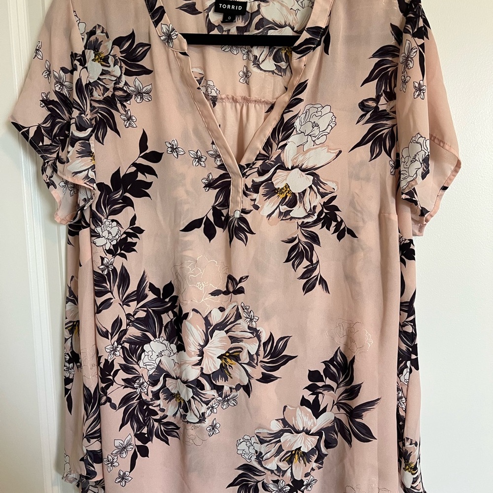 torrid Blush Pink Floral V-Neck Short Sleeve Top